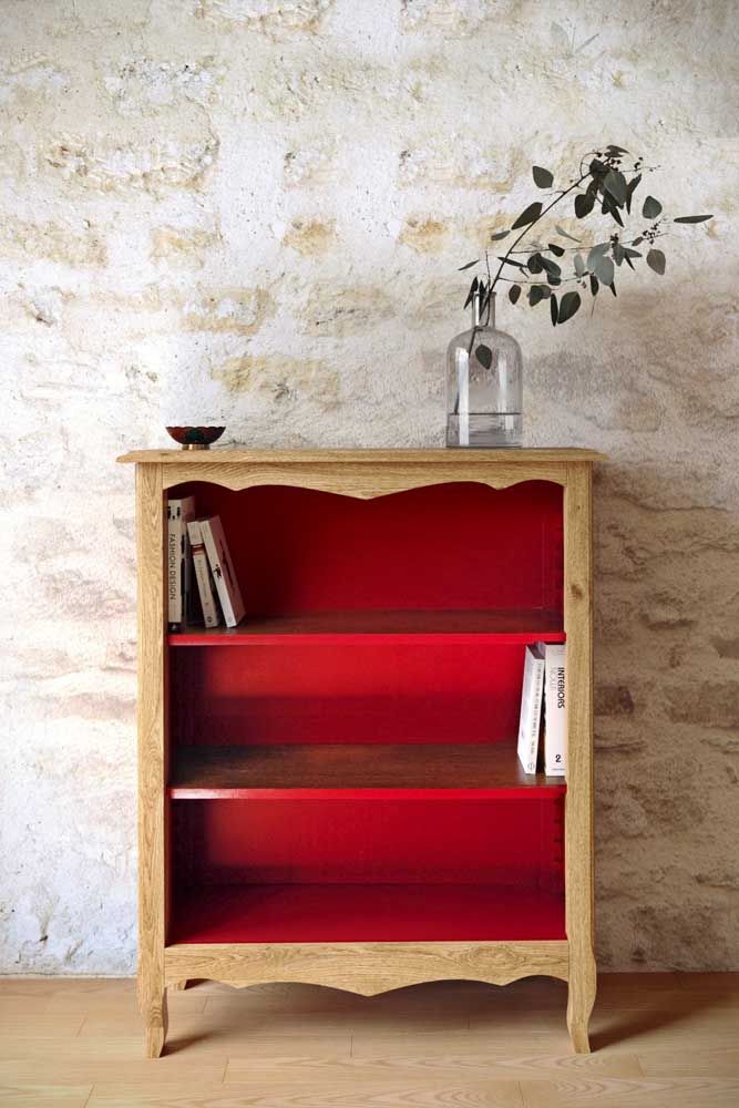 Mini bibliothèque rustique avec intérieur en bois rouge: une pièce à ne pas négliger