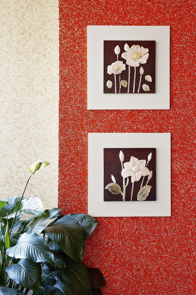 Une combinaison intéressante de blanc et de rouge sur un mur décoré de papier peint liquide