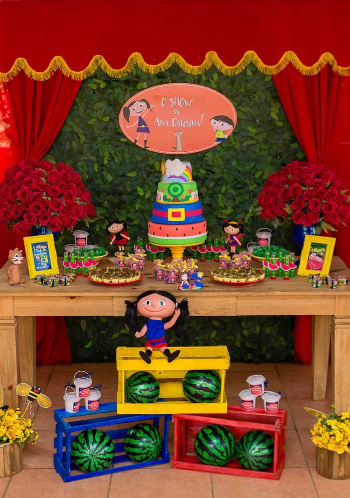 Dans la décoration Show da Luna capriche sur le gâteau qui se trouve sur la table centrale de la fête.