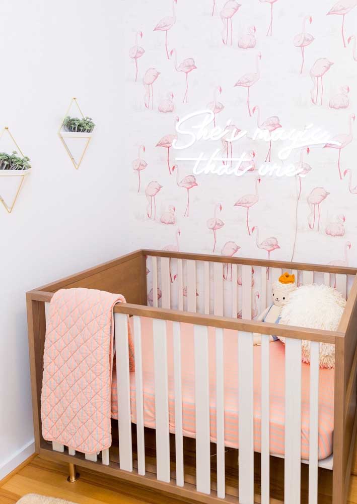 La chambre du bébé est également magnifique avec une enseigne au néon.  Faites juste attention à choisir une teinte qui ne perturbe pas le repos de l'enfant