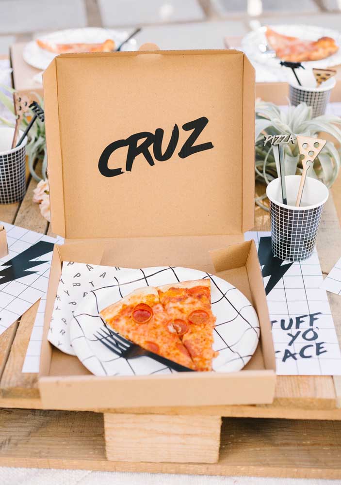 Que diriez-vous d'une boîte à pizza pour chaque invité?  Vous pouvez personnaliser comme vous le souhaitez