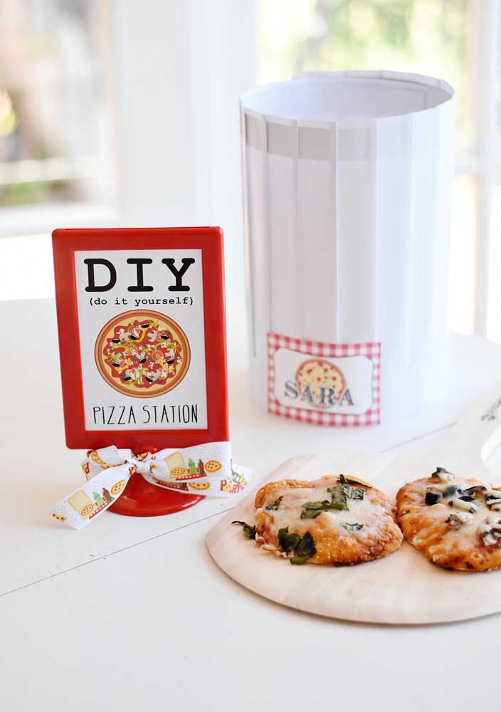 Invitez vos invités à faire leur propre pizza.  Le plaisir commence là!