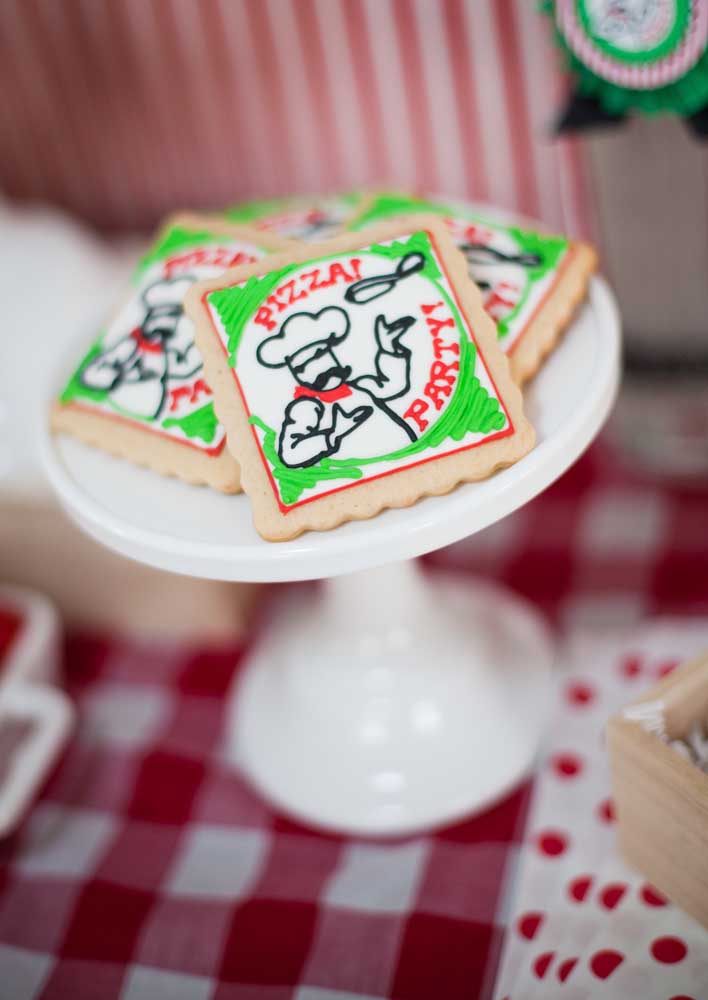 Biscuits personnalisés sur le thème de l'événement que les invités peuvent grignoter avant la pizza