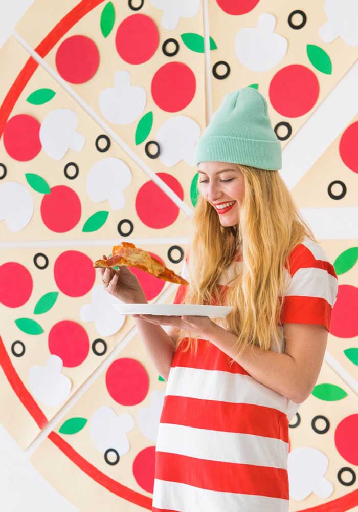 Regardez quelle idée géniale: un panneau avec une pizza géante à l'arrière.  Les clients adoreront y prendre des photos