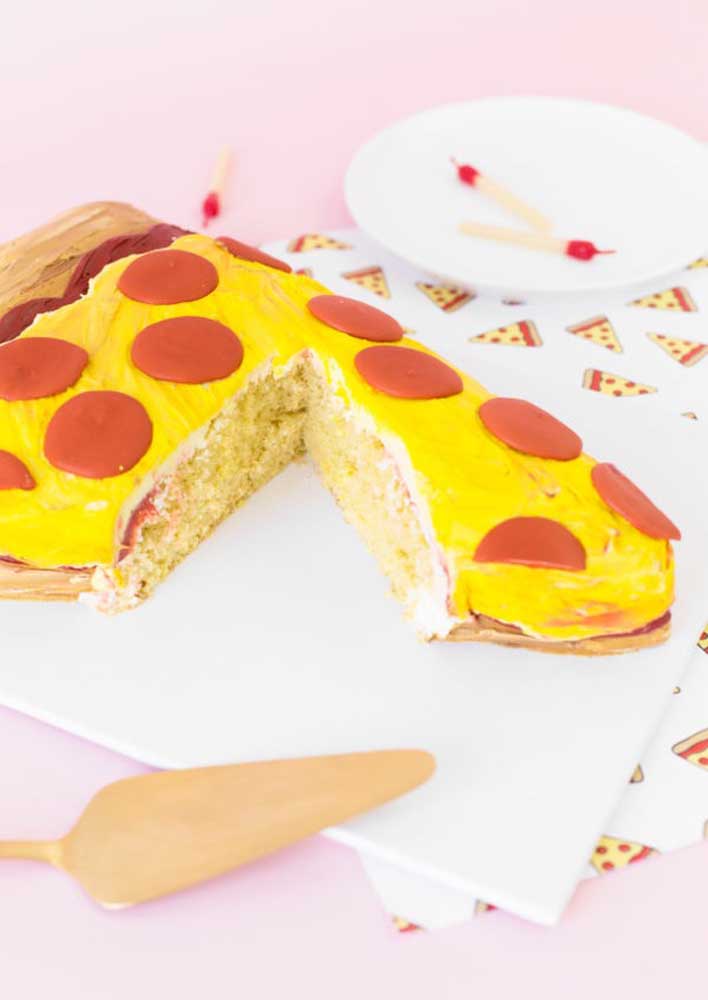 Bien sûr, le gâteau aurait une forme de pizza!