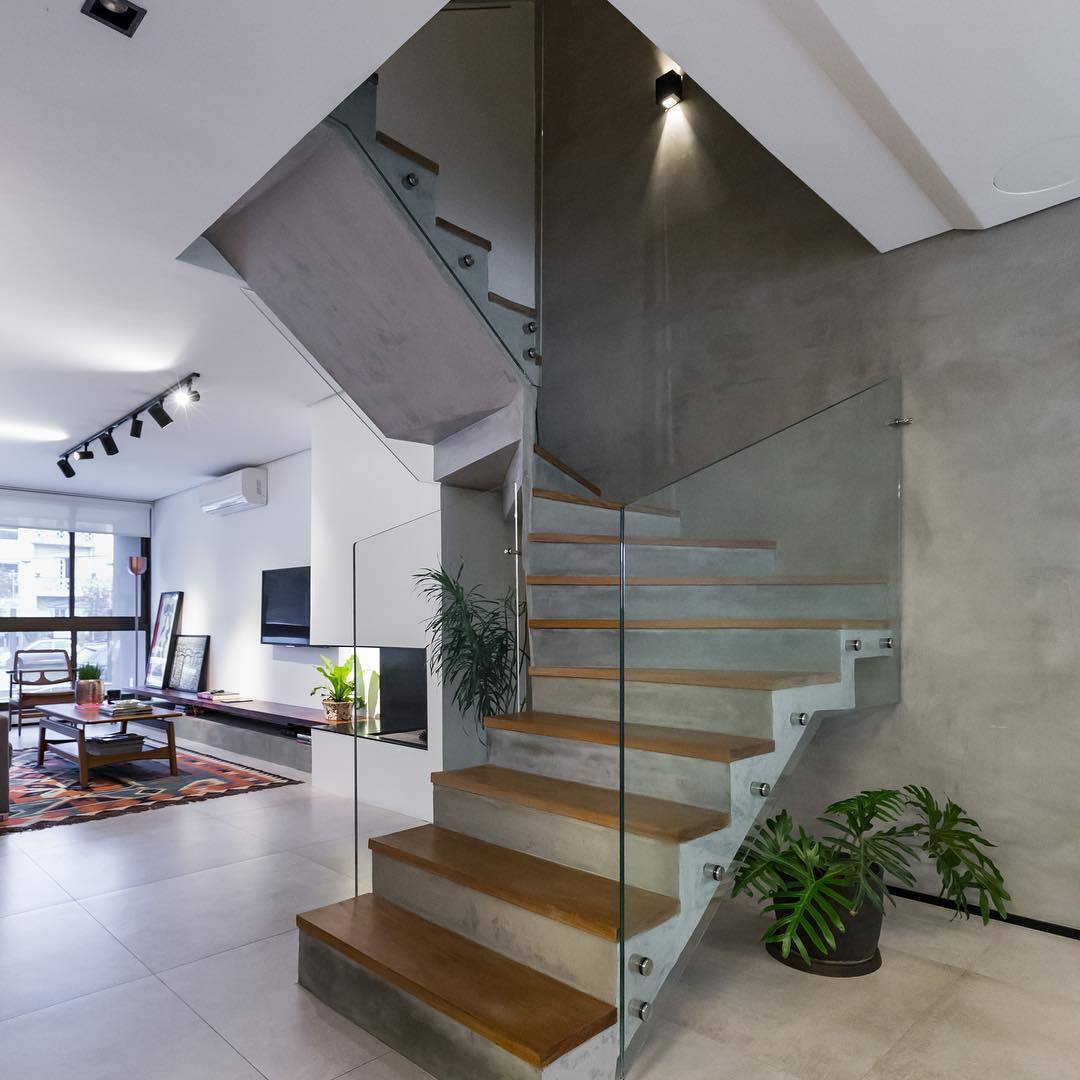rampe d'escalier en verre propre