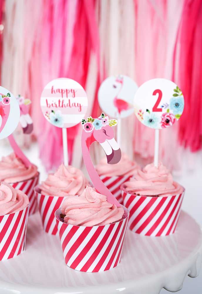 Cupcake flamant rose: utilisez une plaque comme topper pour décorer vos biscuits farcis