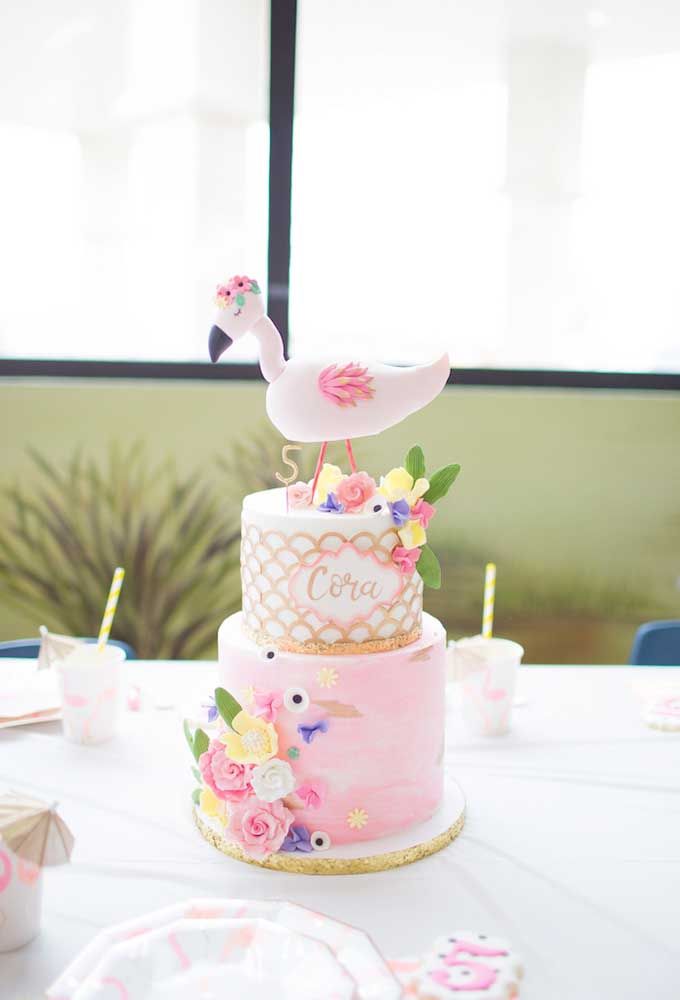 Apportez le flamant rose et beaucoup de fleurs colorées pour décorer votre gâteau d'anniversaire