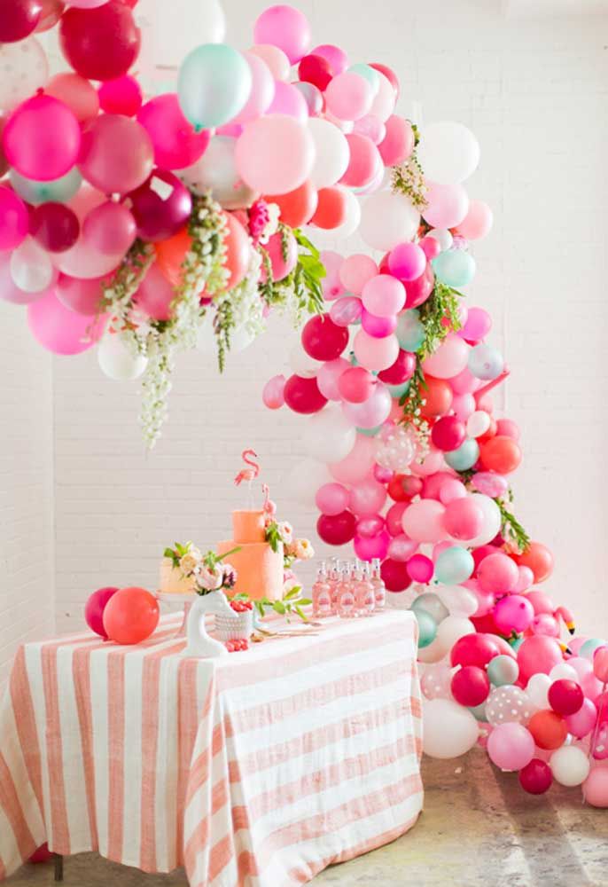 Décoration de fête flamant rose avec des ballons