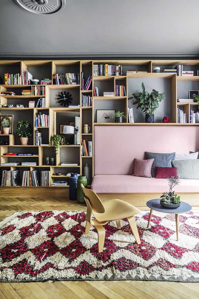 Dans ce salon, les niches tapissent tout le mur et servent à accueillir livres, disques et plantes