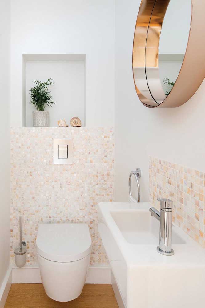 Dans cette salle de bain, la niche encastrée juste au-dessus des toilettes sert à rehausser le décor
