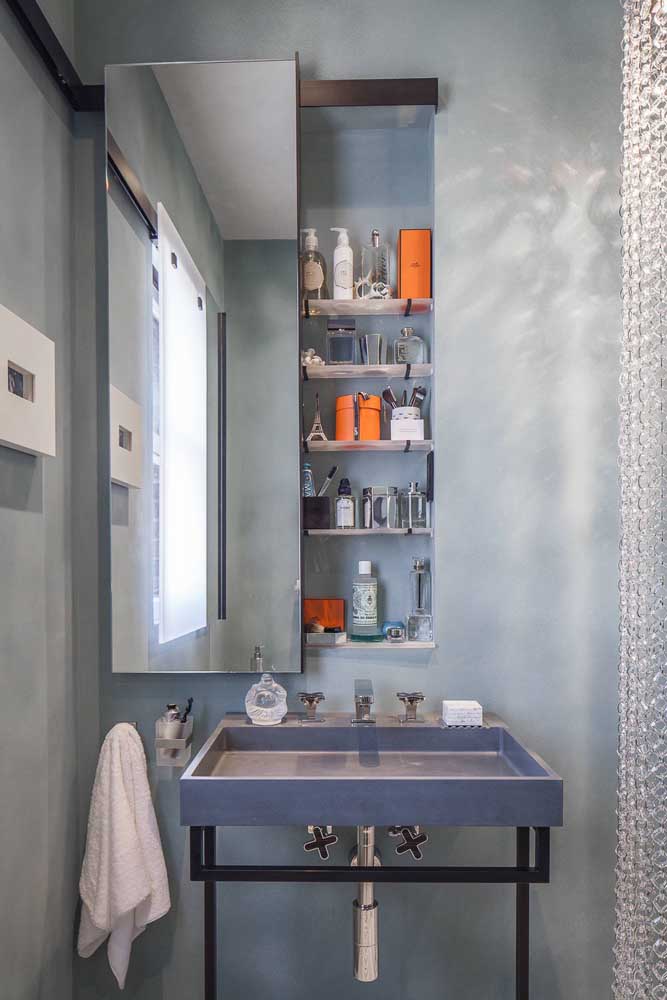 Niche de salle de bain intégrée: si vous ne voulez pas qu'elle apparaisse, couvrez-la simplement avec le miroir