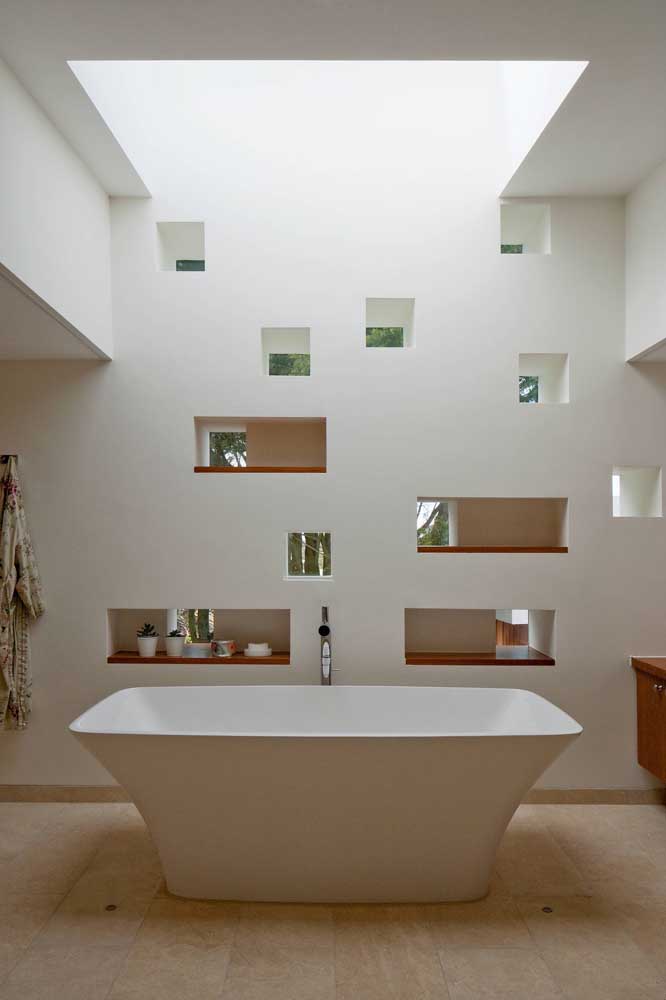 Ici, les niches forment une composition très intéressante et servent toujours de moyen d'intégration entre les deux espaces de la salle de bain