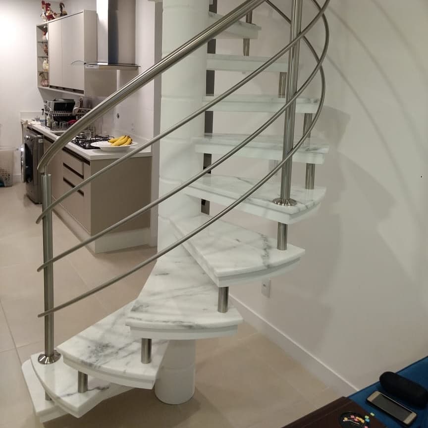 escalier en colimaçon marches en marbre