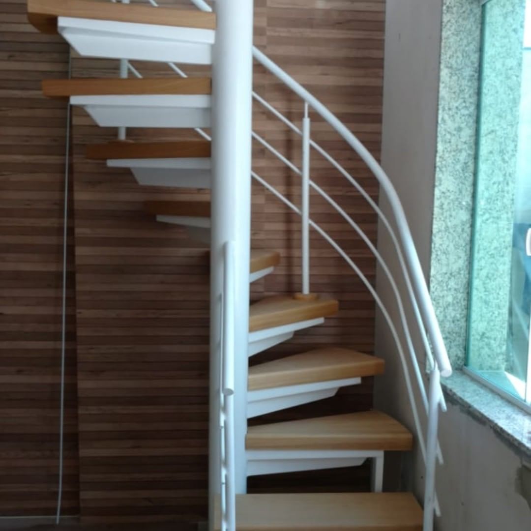 escalier en colimaçon avec marches en bois