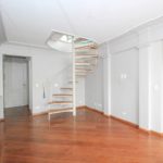 escada caracol em apartamento
