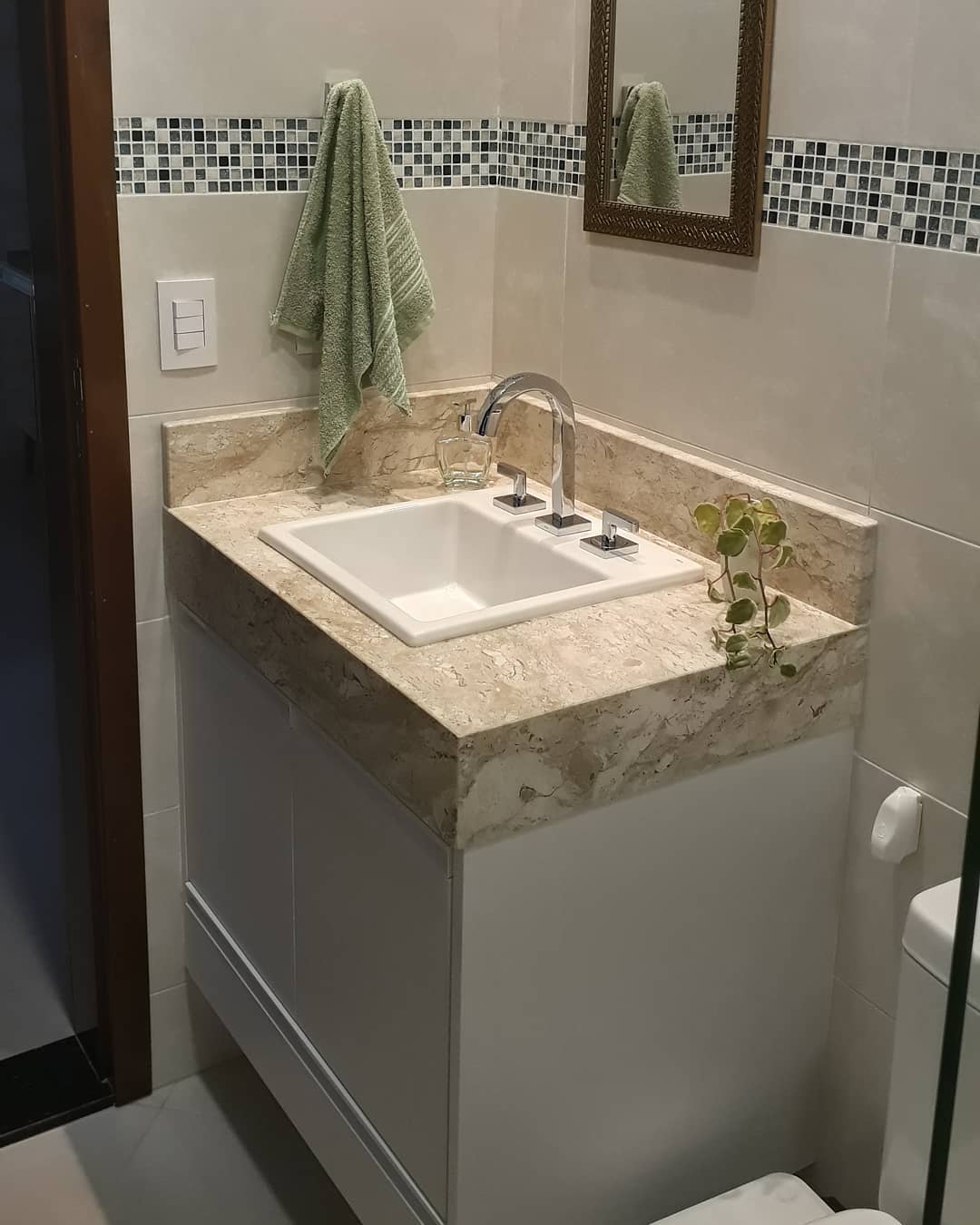 petite salle de bain comptoir en marbre travertin