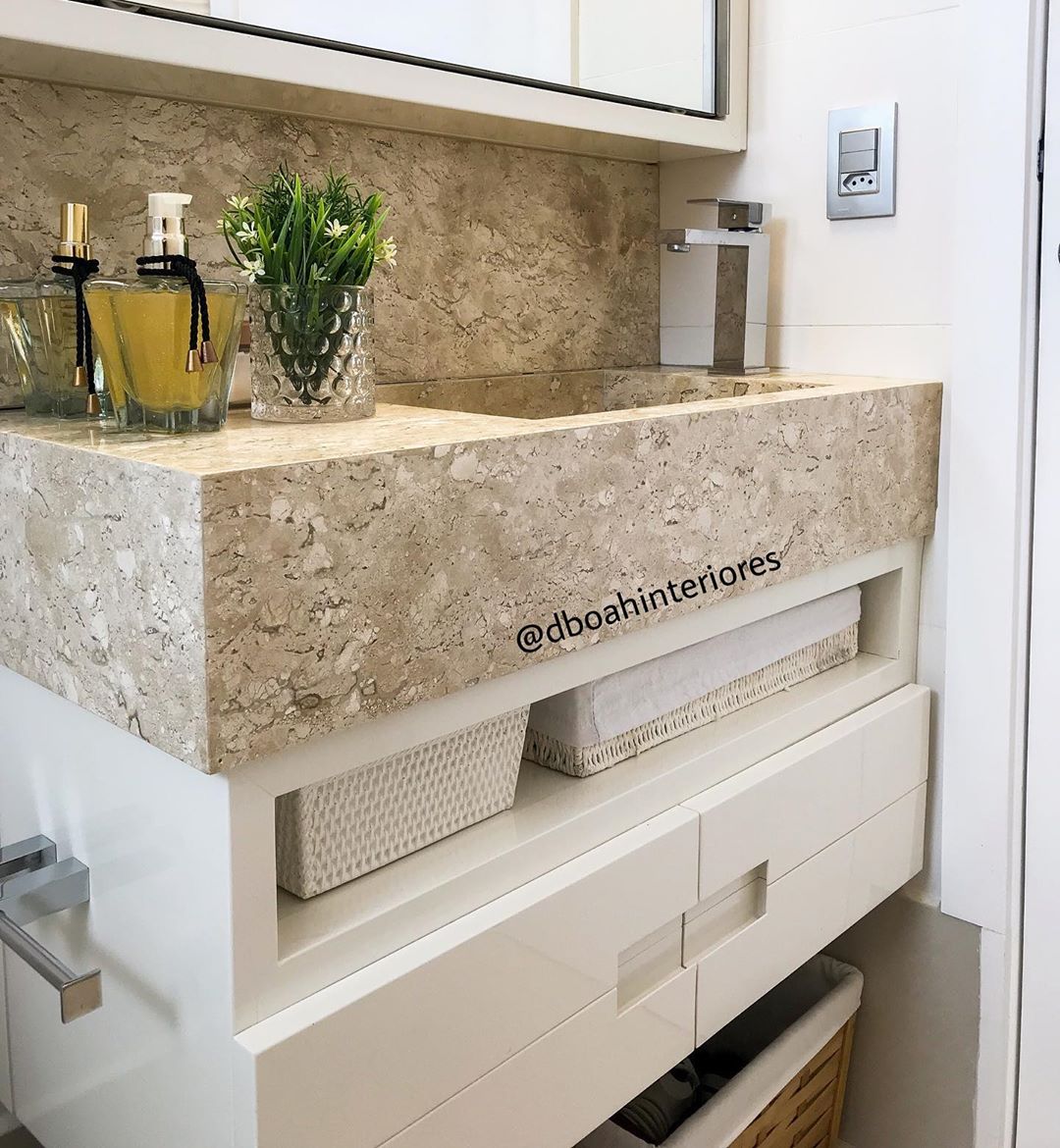salle de bain avec comptoir en marbre travertin