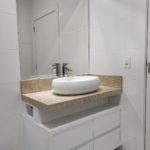 banheiro todo branco com bancada em marmore e cuba sobreposta
