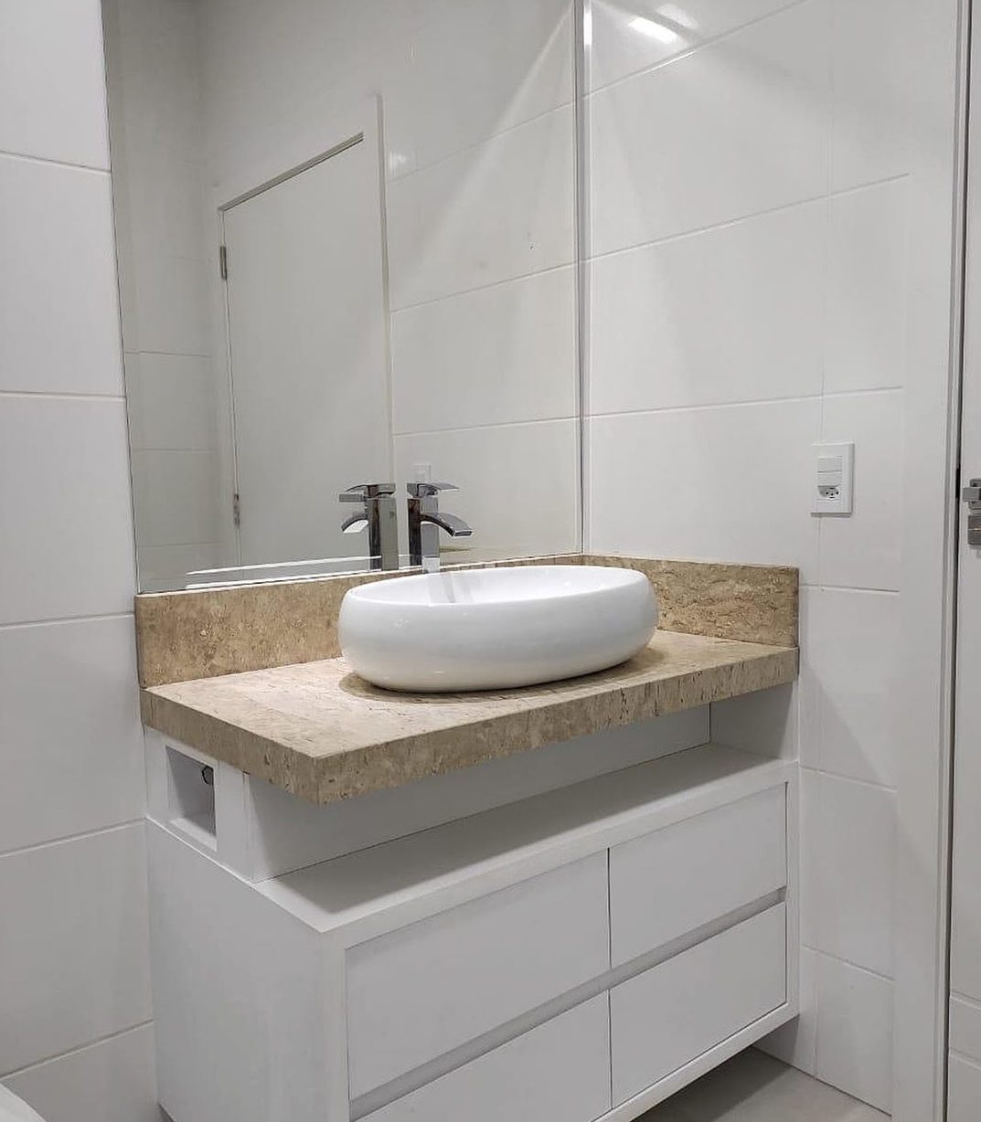 salle de bain toute blanche avec comptoir en marbre et baignoire qui se chevauchent