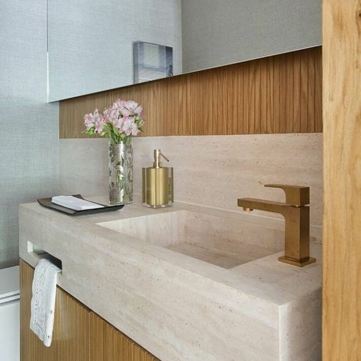 salle de bain élégante avec baignoire en marbre sculpté