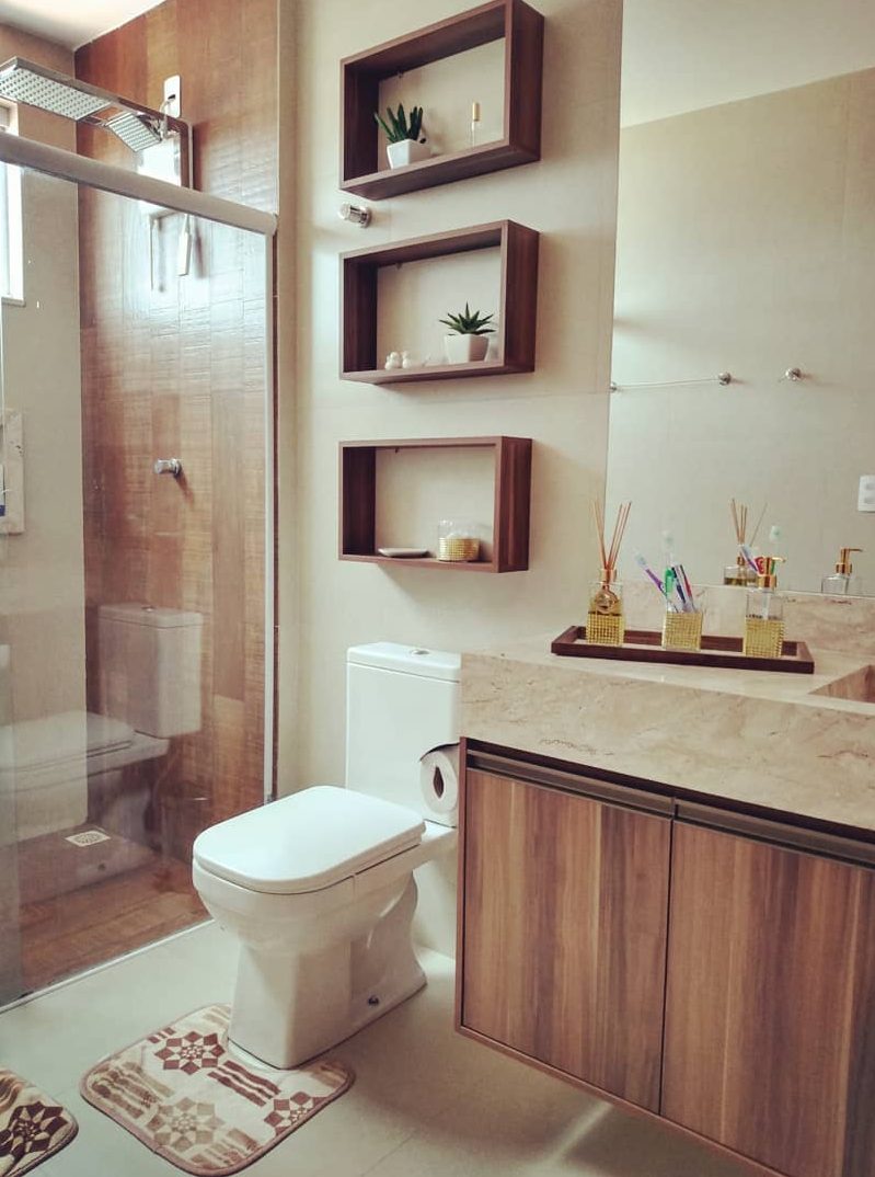salle de bain avec comptoirs en travertin et marbre bois