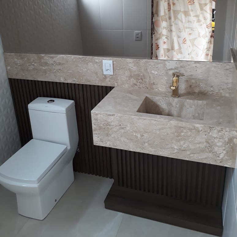 lavabo avec plan de travail sculpté en marbre travertin et combinaison avec du brun foncé