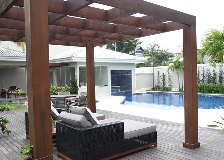 À côté de la piscine chauffée, une pergola a été construite qui peut être utilisée pour se reposer ou prendre le soleil pendant les périodes les plus chaudes, car le toit a une couverture ouverte.