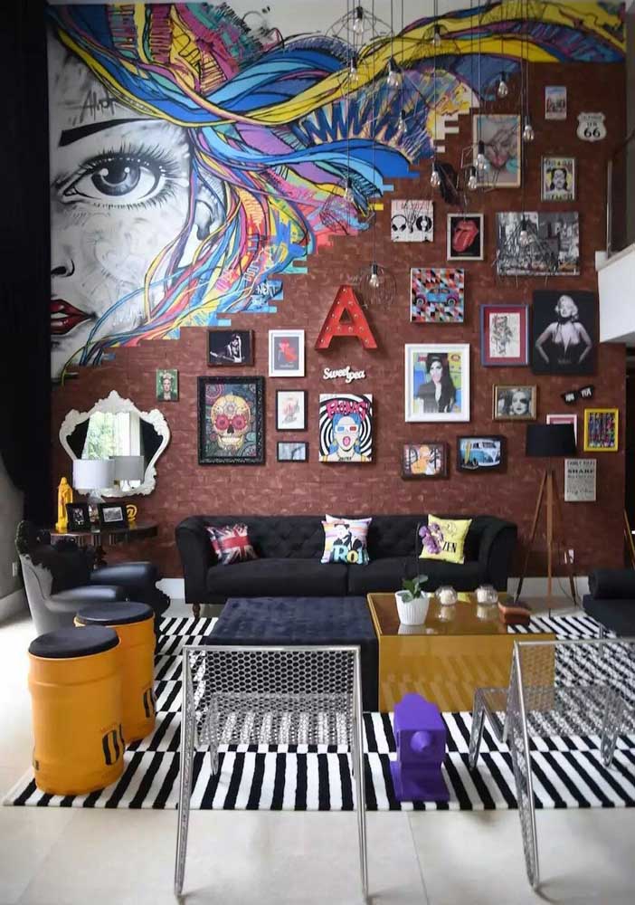 Le salon de la maison d'Anitta a été conçu avec une double hauteur et l'inspiration pour la création était l'artiste Andy Warhol, considéré comme le père de la décoration Pop-Art. 