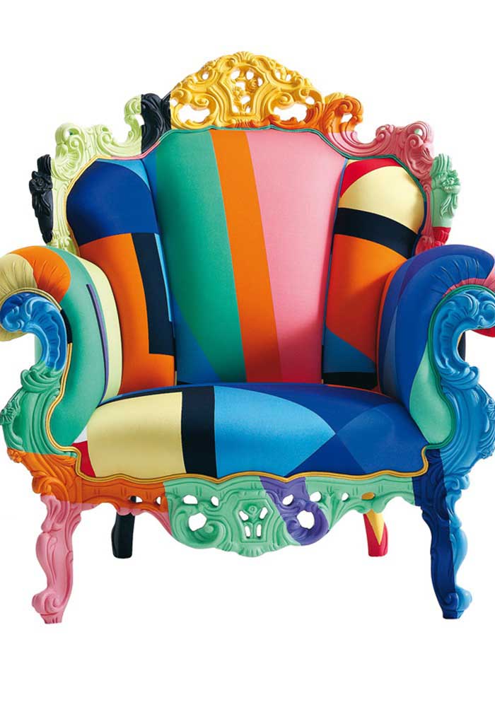 Un autre modèle de fauteuil coloré, mais suivant un dessin géométrique.  Vous pouvez voir que le fauteuil est extrêmement confortable et a été créé pour être le point culminant de l'environnement.