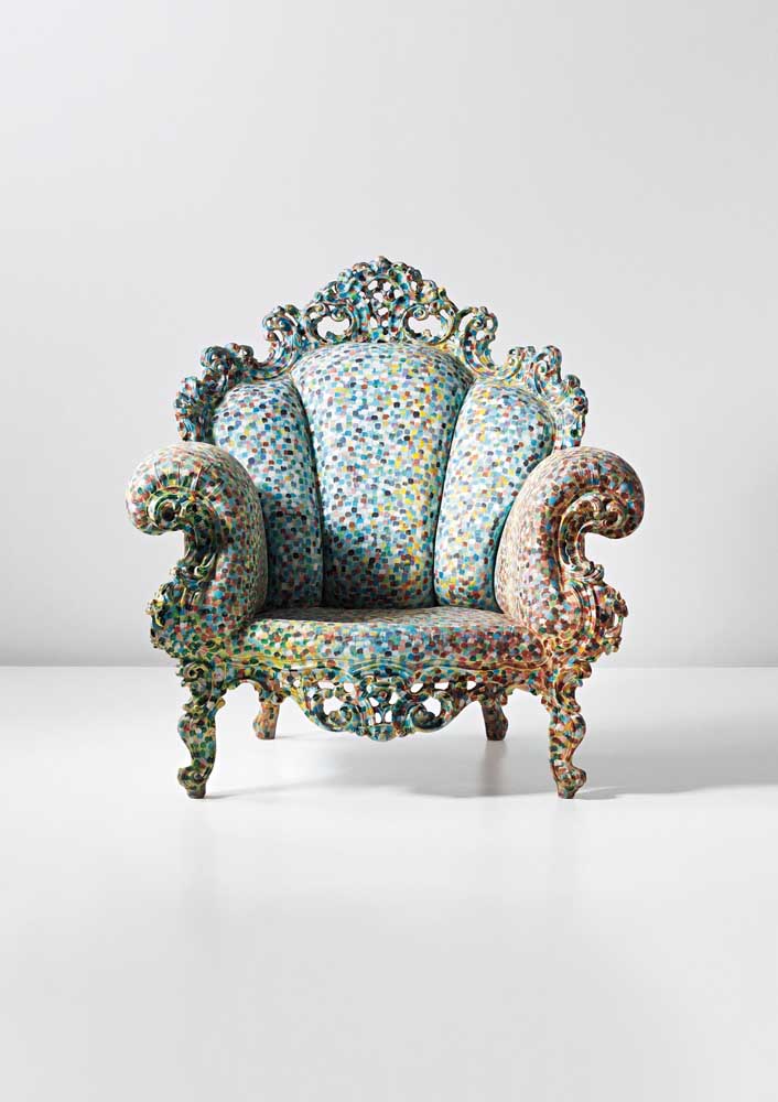 Le designer italien Alessandro Mendini propose d'autres modèles de fauteuils dans le même style que celui utilisé dans la décoration de la chambre d'Anitta.  Dans le cas de ce modèle, le ton est plus coloré.