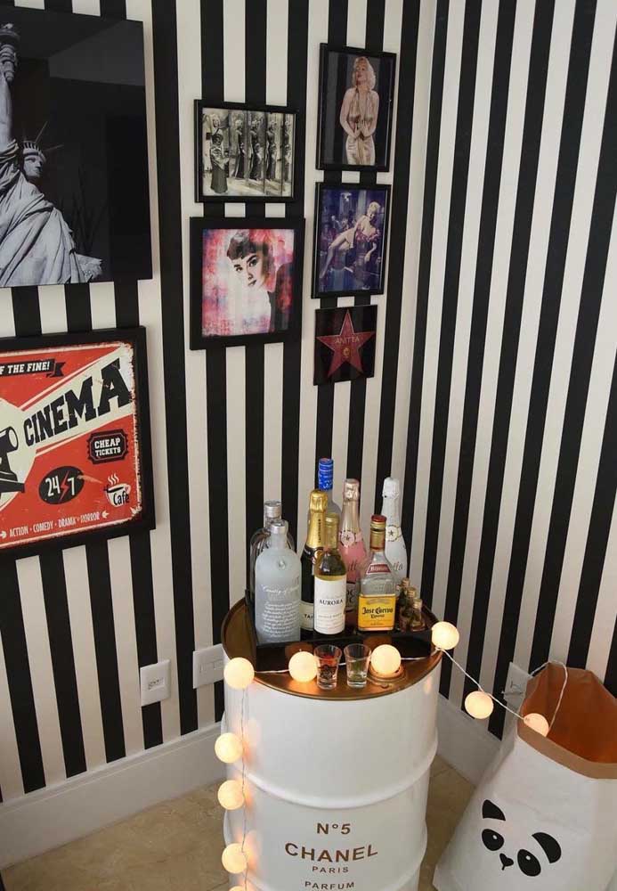 Un bar à la maison a été conçu dans le coin de la salle à manger.  Le mur était recouvert de papier peint à rayures blanches et noires.  Des images d'artistes célèbres et de personnages du cinéma ont été ajoutées au mur, car le cinéma est l'une des grandes passions du chanteur.  Le point culminant est dû à la forme différente de la table de bar et aux lumières utilisées dans la pièce.