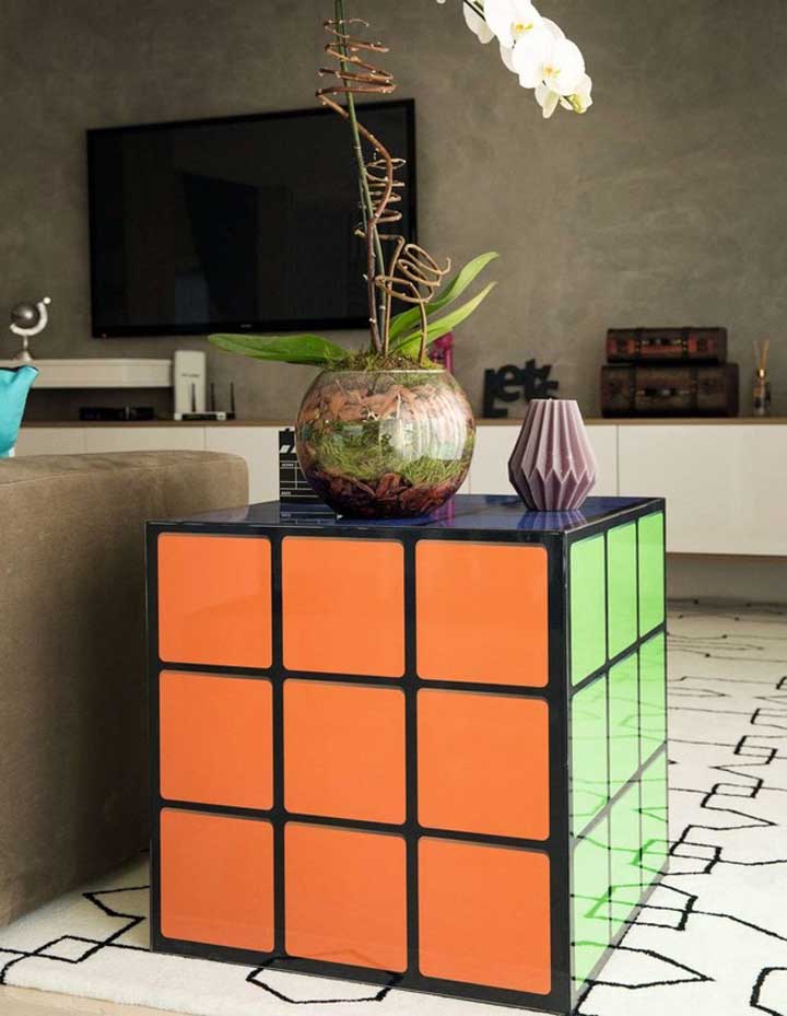 La table d'appoint de la pièce a été conçue sous la forme d'un cube coloré, avec un visuel plein de personnalité pour rendre l'atmosphère plus détendue.