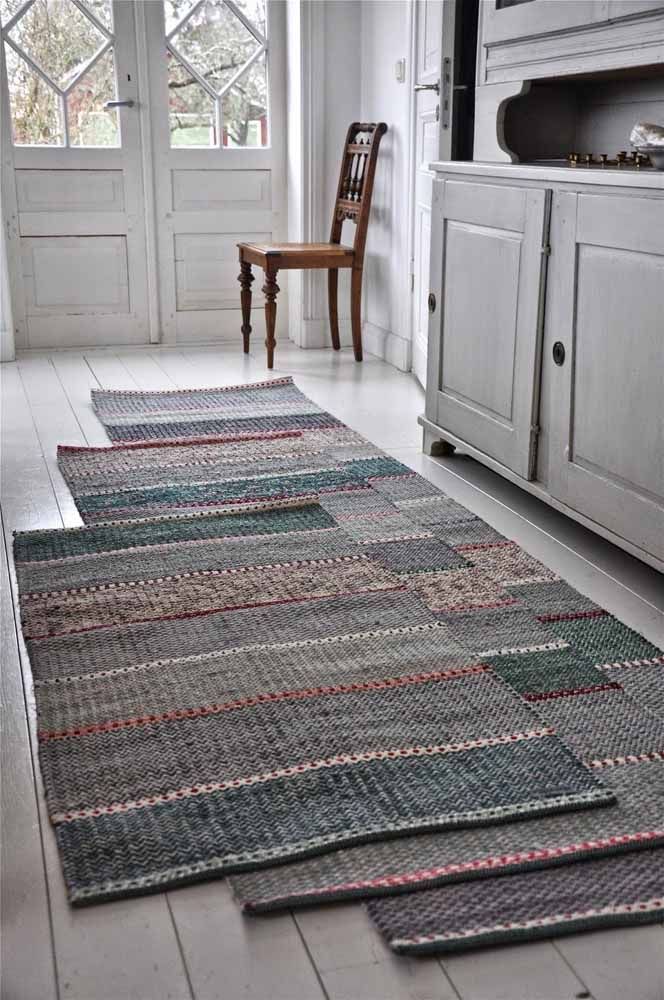 Un kit de tapis au crochet pour la cuisine dans des couleurs neutres et foncées