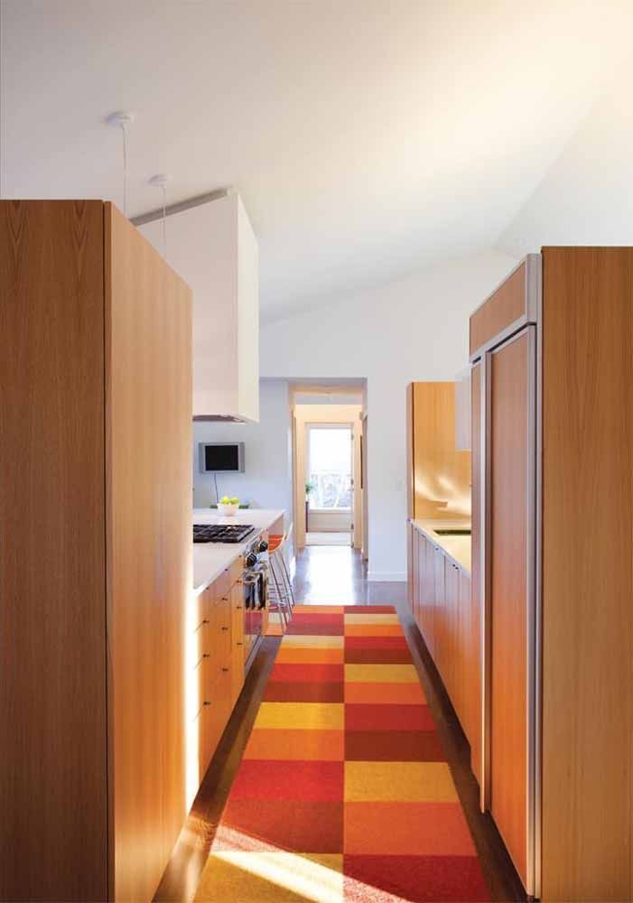 Carreaux et couleurs chaudes: ce tapis au crochet «réchauffe» la cuisine tout en couvrant tout le couloir