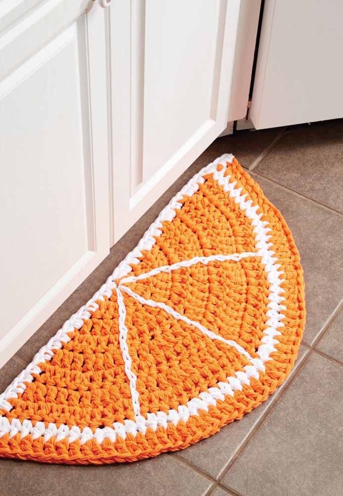 Ici, le tapis au crochet fait la moitié de l'orange