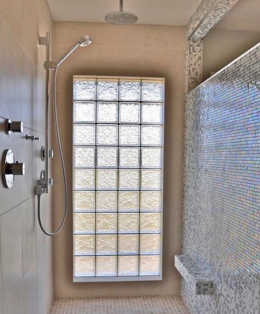 Mur de briques de verre dans la cabine de la salle de bain