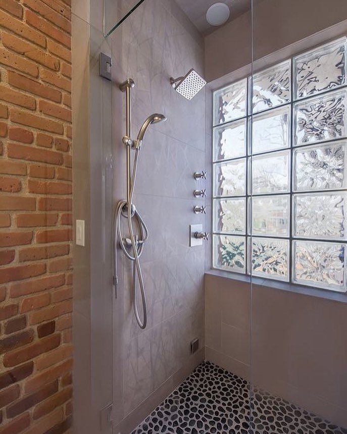 Mur de briques de verre dans la cabine de la salle de bain