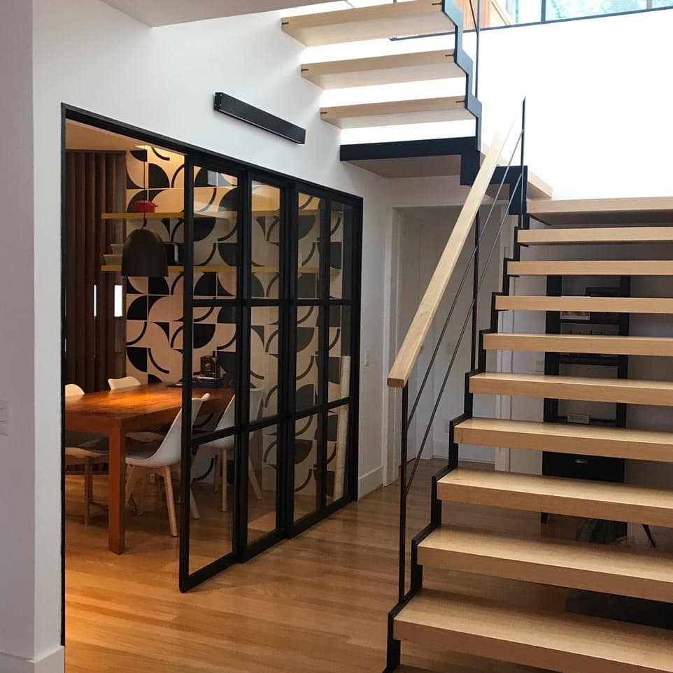 escalier en bois moderne creux de style industriel