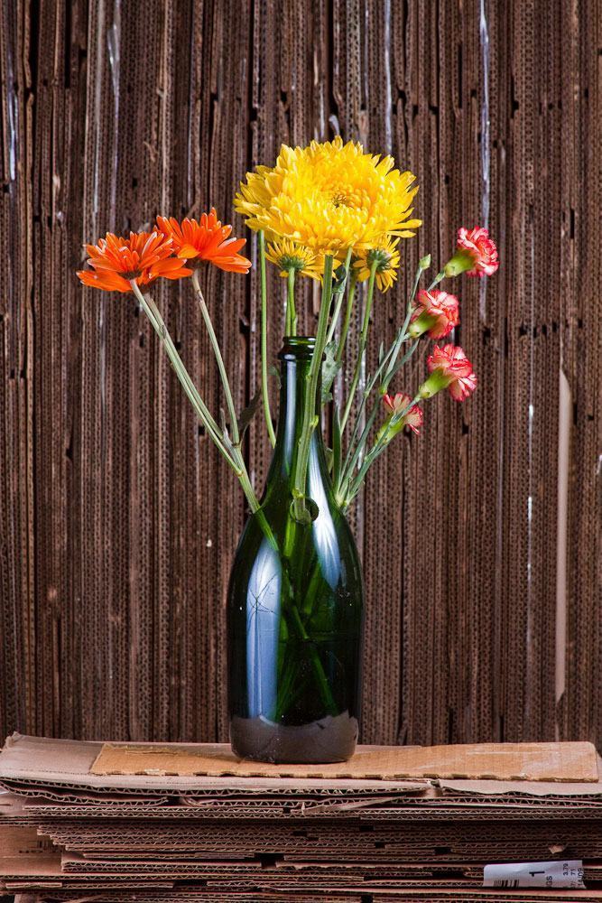 Vase en verre avec des trous pour abriter les fleurs.