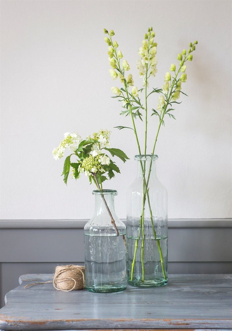 Vase simple avec bouteille en verre.