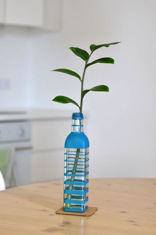 Vase avec peinture rayée bleue.