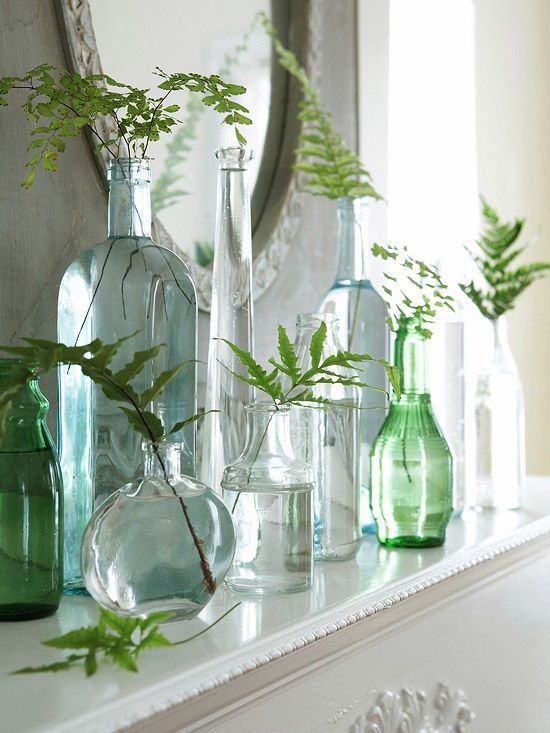 Vases simples avec différentes bouteilles.
