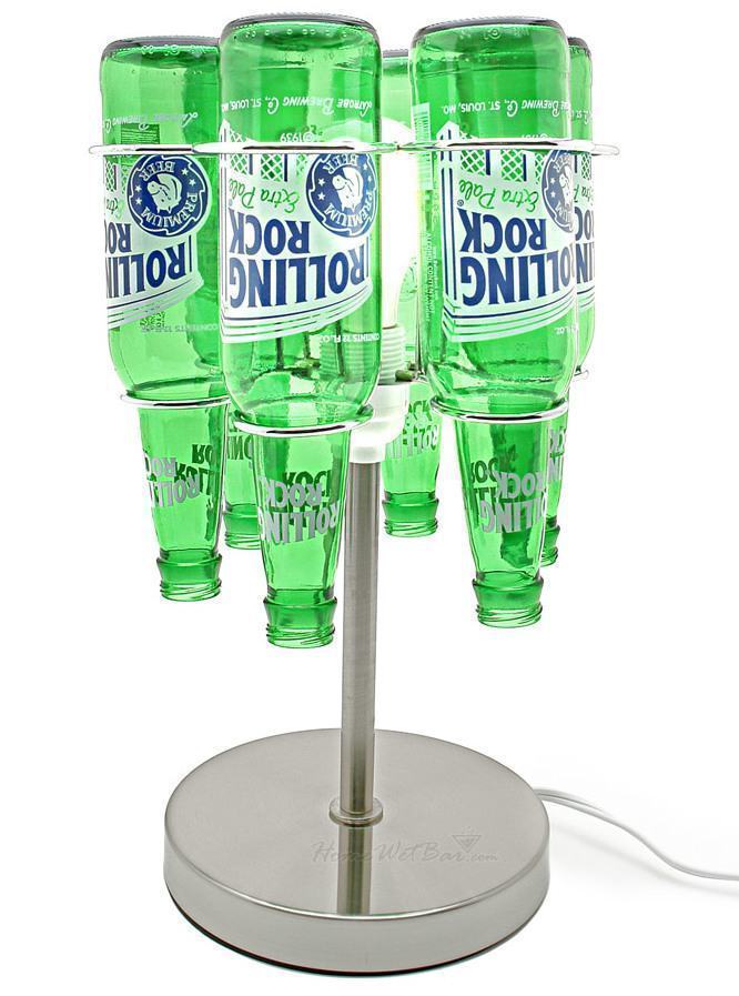 Lampe avec des bouteilles de boissons vertes autour de la lampe.