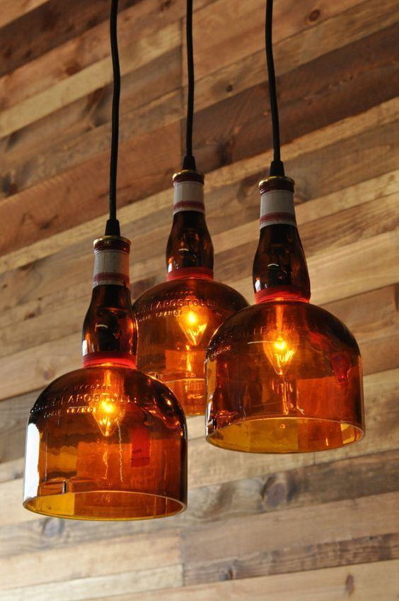 Lampe suspendue fabriquée avec une bouteille en verre orange.