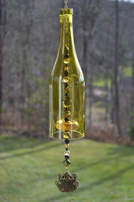 Chaîne en pierre suspendue avec bouteille en verre.