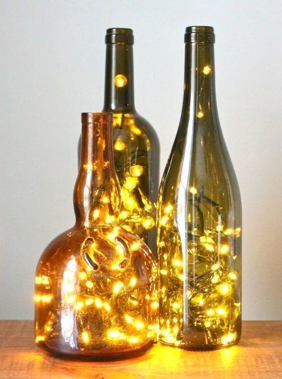 Éclairage de Noël avec des bouteilles en verre.
