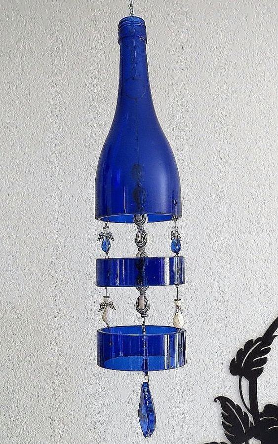 Penduricalho fait avec une bouteille en verre bleu.