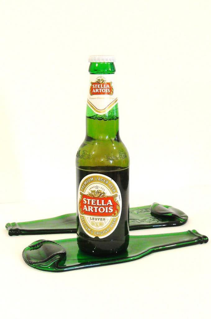 Support pour les bouteilles de bière fabriquées avec une autre bouteille écrasée.