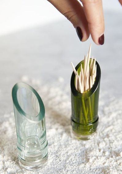 Un cure-dent fait avec la pointe de la bouteille en verre taillé.